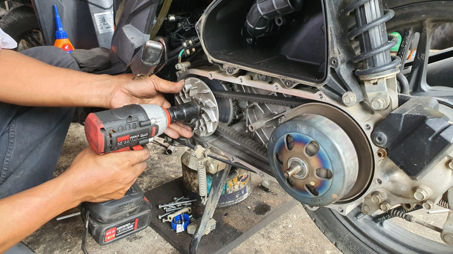 motor matic, mur pulley, mur pulley motor matic, cara mengatasi mur pulley sudah dibuka, kenapa mur pulley sudah dibuka, Begini Cara Mengatasi Mur Pulley Di Motor Matic Yang Sulit Dibuka
