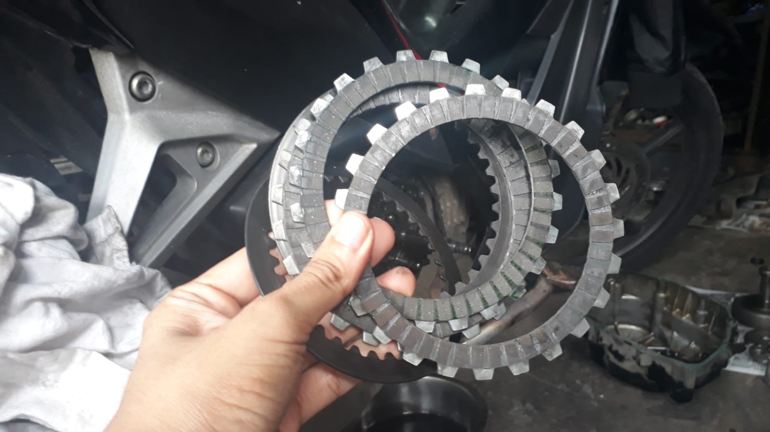 motor bekas, kampas kopling, Kampas Kopling Gosong, efek samping kampas kopling gosong, efek samping kampas kopling motor gosong, Empat Efek Samping Kampas Kopling Motor Bekas Gosong Dipakai Terus