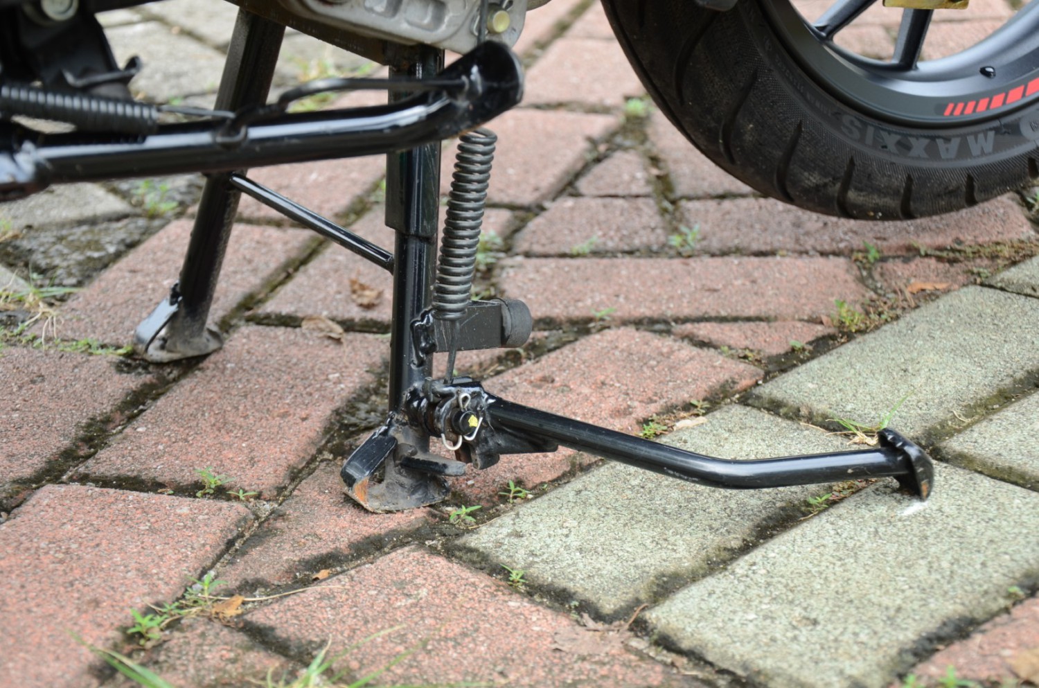 motor matic, standar tengah, cara copot standar tengah, cara copot standar tengah macet, standar tengah motor matic, Baru Tahu, Ternyata Begini Cara Bongkar Standar Tengah Motor Matic Yang Macet