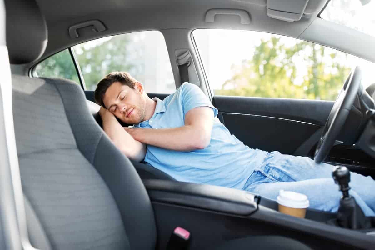 tidur di dalam mobil, liburan nataru, mobil berhenti, AC mobil menyala, Rawan Keracunan, Ini Bahaya Tidur di Dalam Mobil Berhenti Kondisi AC Hidup