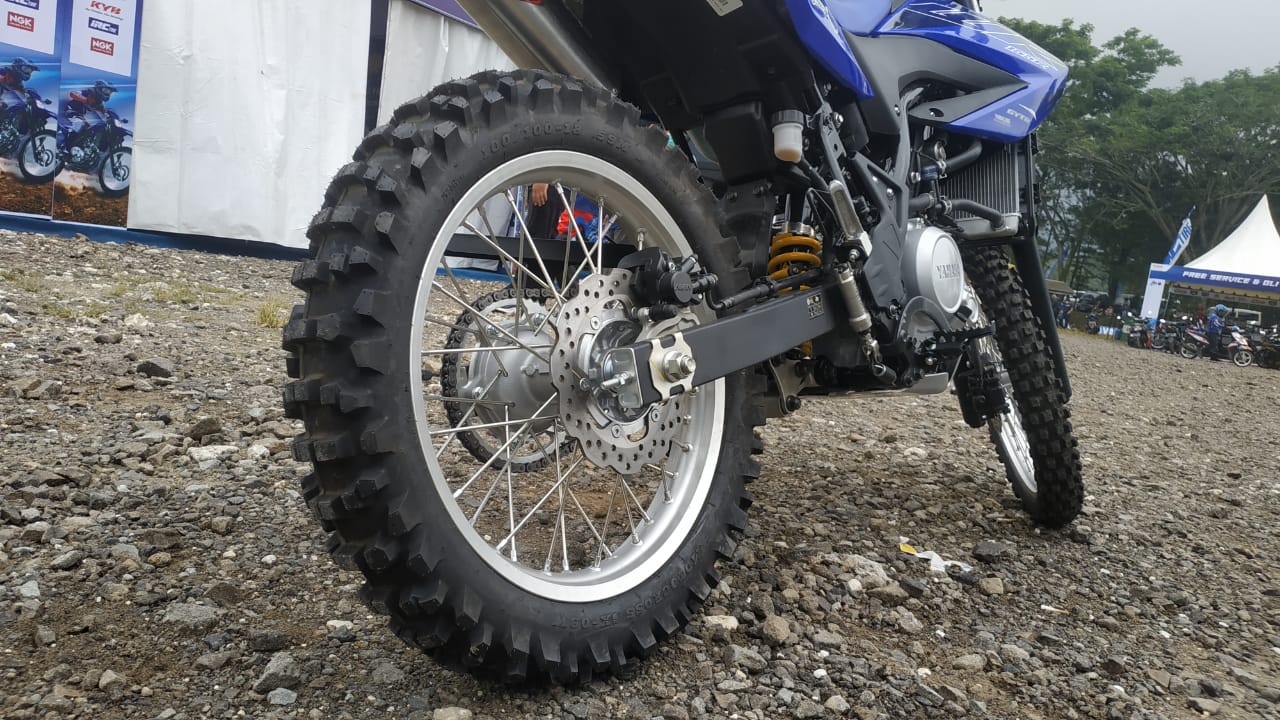 motor trail, ban motor, ban motor trail, ban dalam, pelek jari-jari, ban tube type, ban motor tubeless, Ngabuburit Cari Ilmu, Ternyata Ini Alasan Ban Motor Trail Tidak Pakai Tubeless