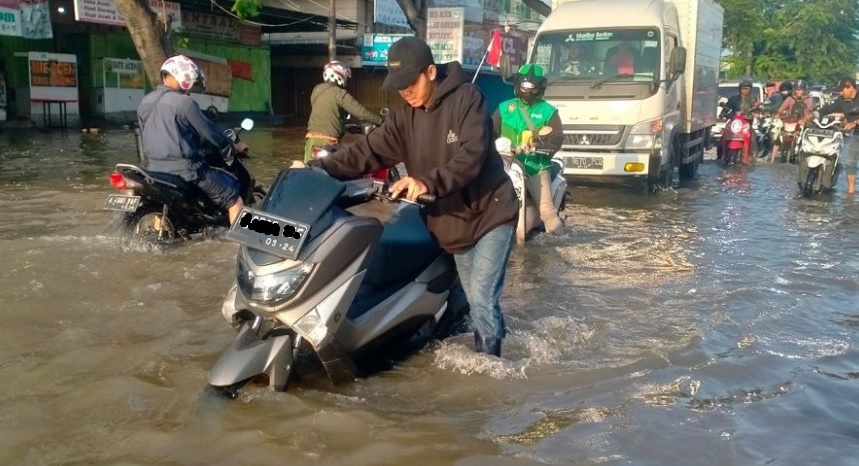 banjir, motor mogok, motor terendam banjir, starter motor, motor tergenang banjir, Pemotor Sering Tak Sadar, Ini Salah Satu Kesalahan Fatal Saat Motor Terendam Banjir