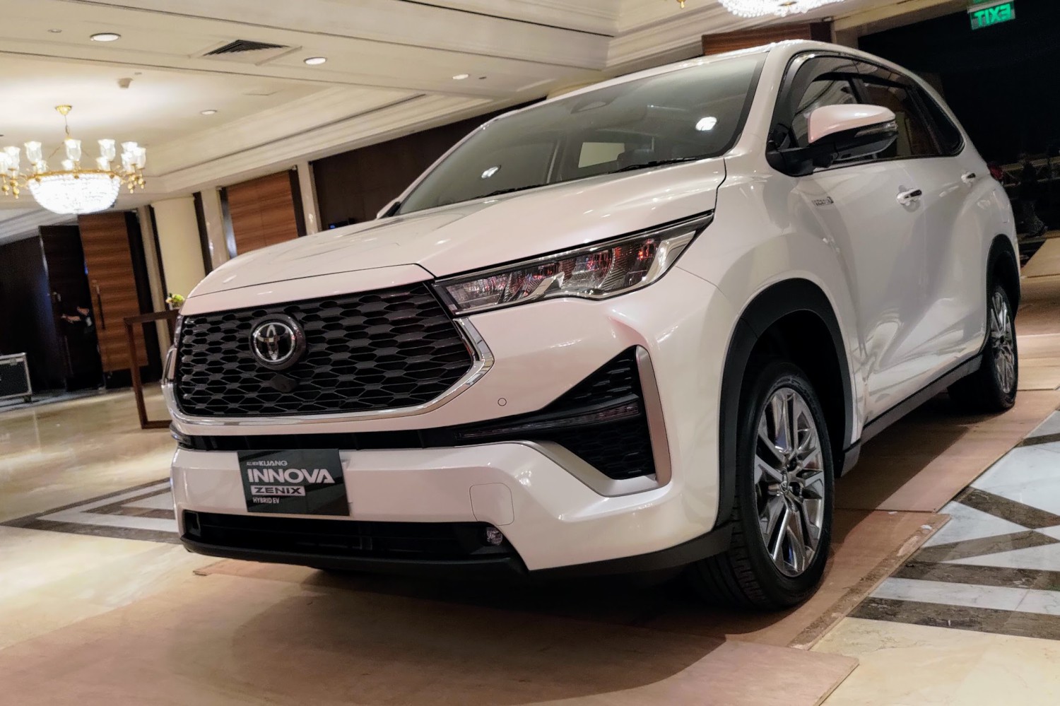 lelang mobil, Toyota Innova Zenix Hybrid, Honda ADV 160 RoadSync, Astra Auto Fest 2025, Lelang Innova Zenix Hybrid Rp 300 Juta di Ajang Astra Auto Fest