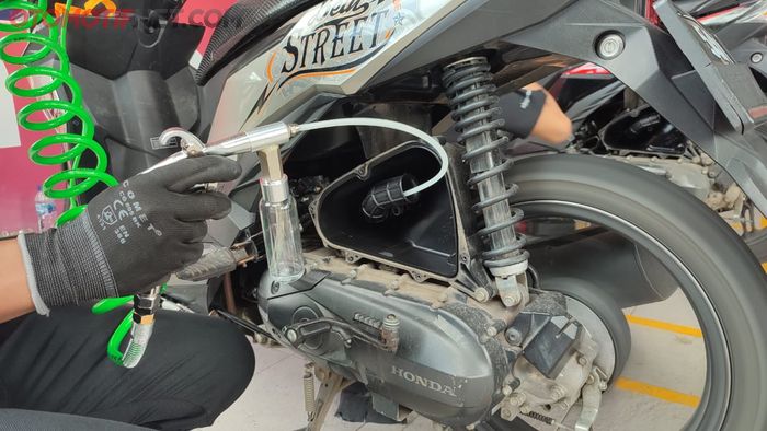 motor bekas, throttle body, throttle body motor, Cara Bersihkan Throttle Body, cara bersihkan throttle body motor, cara yang benar bersihkan throttle body, cara yang benar bersihkan throttle body motor, Semprot Cairan Dari Box Filter Udara Bikin Throttle Body Motor Bekas Bersih, Ini Faktanya