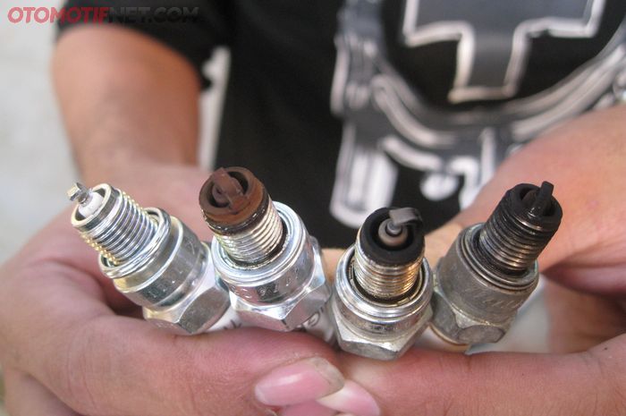 motor bekas, busi motor, busi motor overheat, ciri busi overheat, ciri busi motor overheat, penyebab busi overheat, Ini Tiga Ciri-ciri Busi Di Motor Bekas Mengalami kondisi Overheat