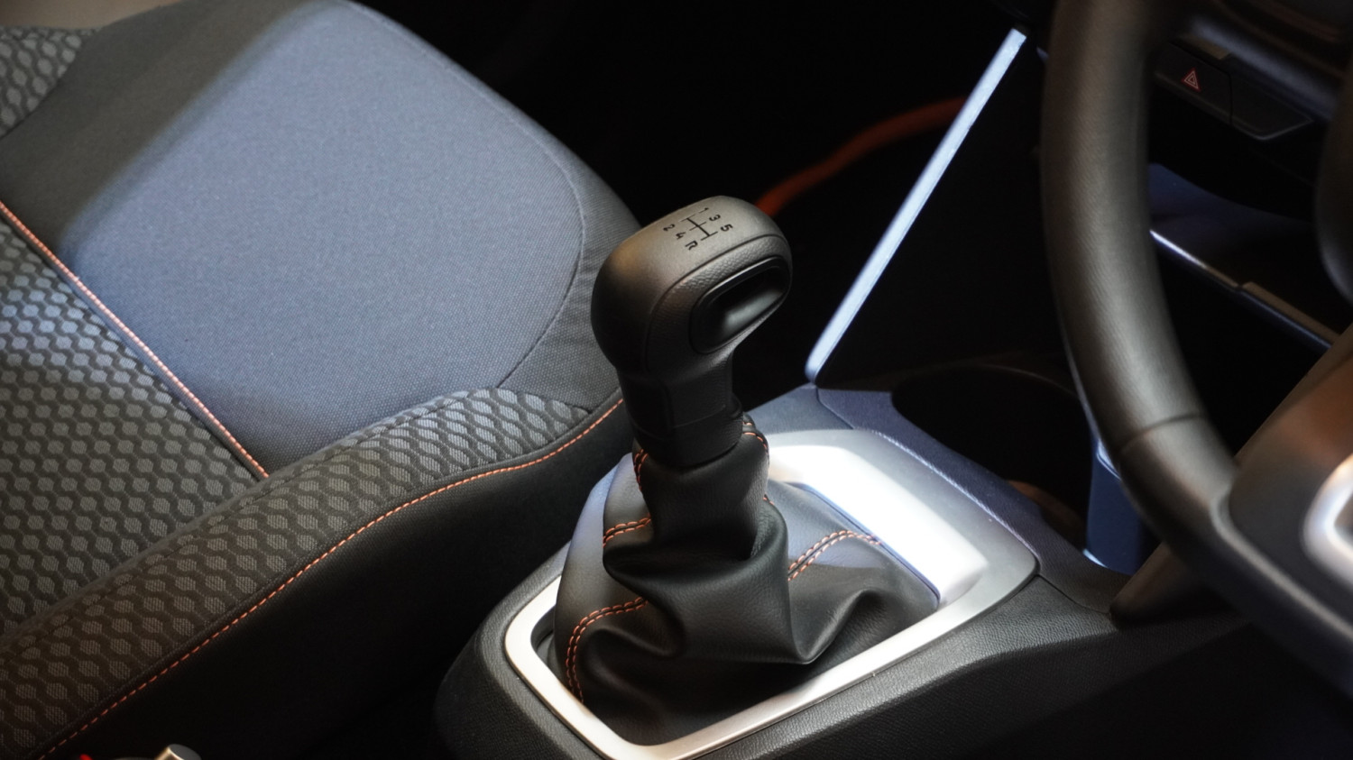 mobil manual, mobil bekas, mobil manual bau hangus, penyebab mobil manual bau hangus, penyebab mobil bau gosong, apap penyebab mobil manual bau hangus, Hati-hati, ini Penyebab Mobil Bekas Manual Tercium Bau Hangus