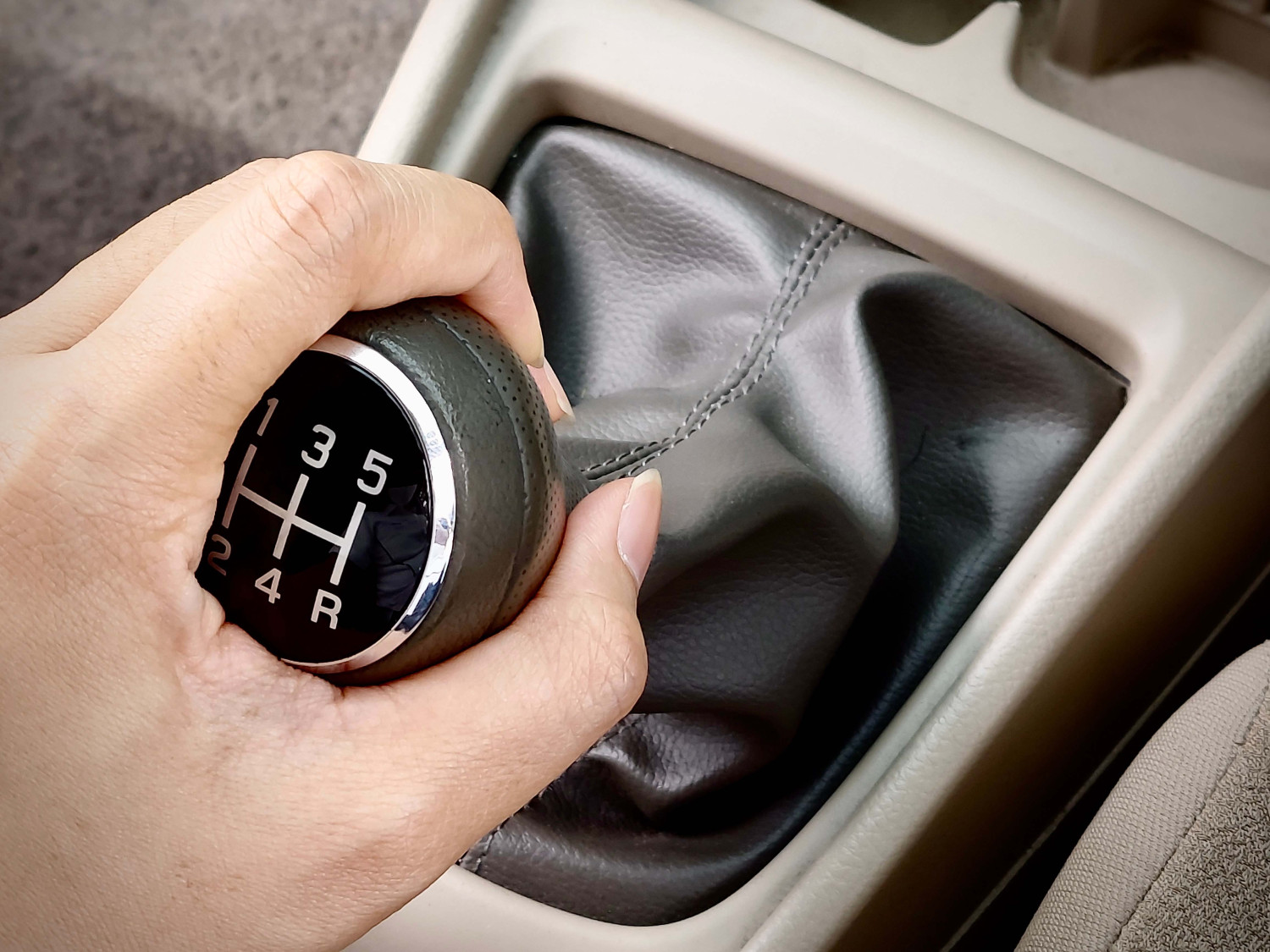 mobil manual, bau sangit, mobil transmisi manual, bau gosong, Mobil Manual Muncul Bau Sangit Dadakan, Sopir Perlu Hapus Kebiasaan Begini