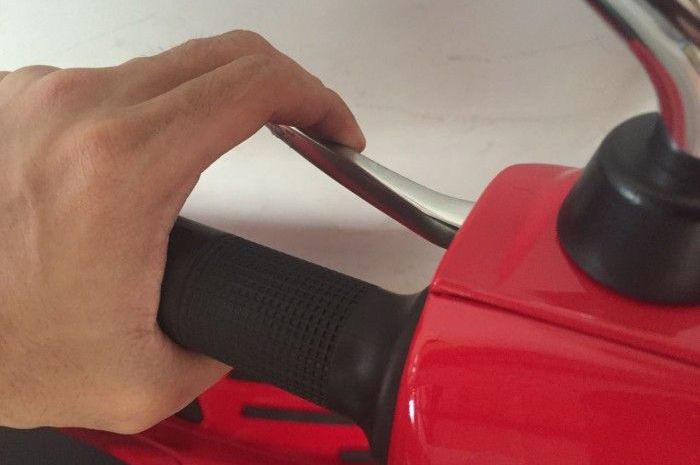 motor matic, rem motor, rem motor matic, risiko jari tangan diletakan di tuas rem, risiko jari tangan diletakan di tuas rem motor, Ini Efek Samping Kebiasan Meletakan Jari Di Tuas Rem Motor Matic