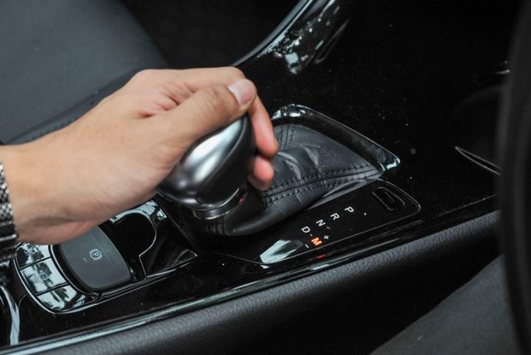 mobil matic, transmisi matic, oli transmisi cvt, girboks matic, matic konvensional, tuas matic, Ternyata Bahaya kalau Terlalu Lama Pakai Gigi L di Mobil Matic