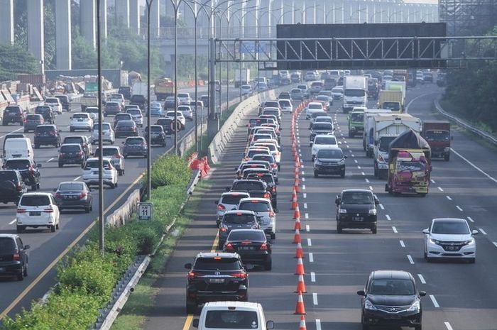 jalan tol, sopir bus, lajur kanan, Lajur Kanan Jalan Tol, lajur paling kanan jalan tol, Pantas Saja, Ini Alasan Bus Sering Makan Lajur Paling Kanan di Jalan Tol