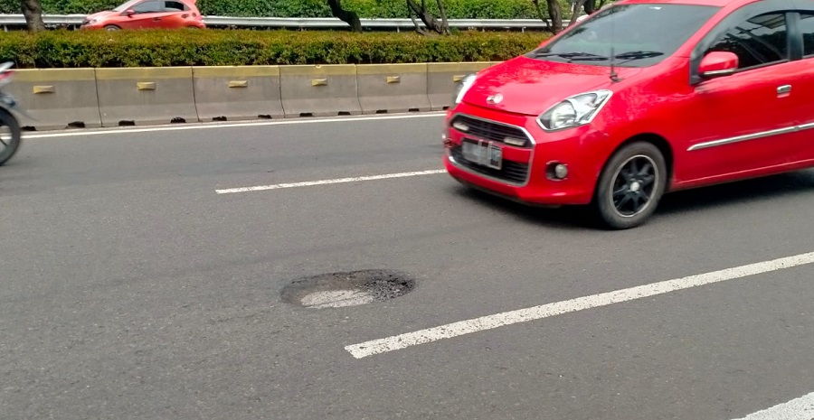 mobil bekas, lubang jalan, Lubang Jalan Bawa Celaka, bahaya mobil hantam lubang, risiko hantam lubang di kecepatan tinggi, Ini Dia Korban Mobil Bekas Sering Hantam Lubang Di Kecepatan Tinggi
