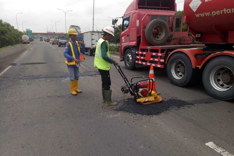aspal jalan, Tambalan Jalan Keriting, Tambalan Jalan Berlubang, Penambalan Aspal, Mengguncang Badan, Ini Sebab Tambalan Jalan Aspal di Indonesia Rata-rata Keriting