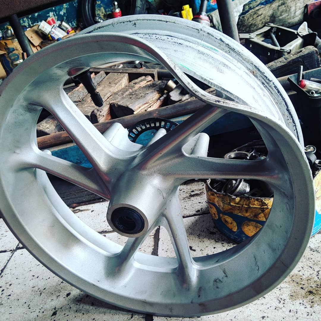 musim hujan, lubang, sokbreker, pelek peyang, Motor Sering Hantam Lubang? Ini 4 Komponen yang Bakal Menguras Dompet