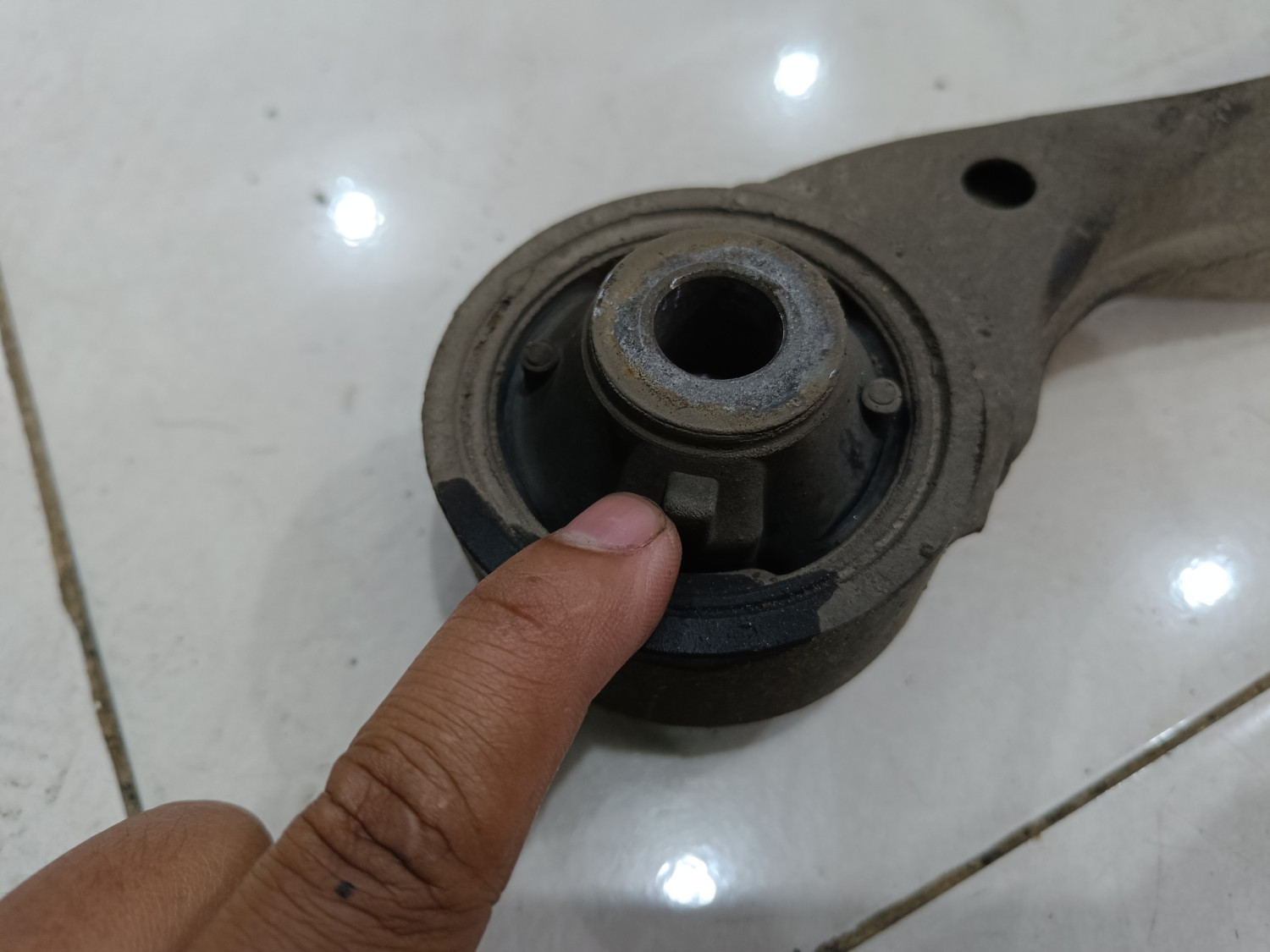 mobil bekas, penyebab bushing arm aus, arm mobil, karet bushing, karet bushing arm mobil, penyebab karet bushing arm cepat rusak, penyebab karet bushing arm mobil cepat rusak, kenapa karet bushing arm mobil cepat rusak, Bukan Cuma Umur, Hal Sepele Ini Penyebab Karet Bushing Arm Mobil Cepat Rusak