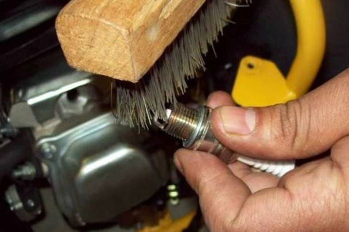 busi, brake cleaner, sikat kawat, ampelas, elektroda, kerak karbon, Bersihkan Busi Jangan Pakai Sikat Kawat, Ini Saran Pabrikan Busi