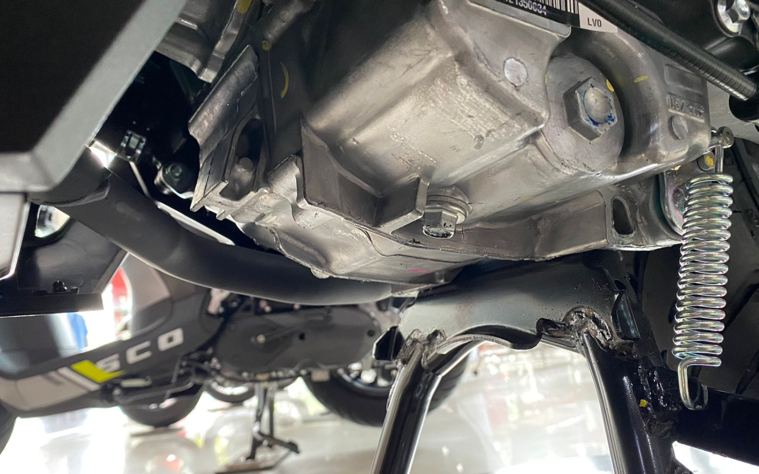 motor bekas, oli mesin motor, oli mesin rembes, cara mengatasi oli mesin rembes, oli mesin motor rembes, Begini Cara Mengatasi Oli Mesin Motor Bekas Rembes, Pakai Part Mobil