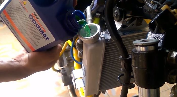air radiator, motor bekas, air radiator motor, radiator motor, penyebab air radiator motor keluar sendiri, cara mengatasi air radiator keluar sendiri, cara mengatasi air radiator motor keluar sendiri, kenapa air radiator motor keluar sendiri, Tips Pulang Kampung, Begini Cara Mengatasi Air Radiator Motor Bekas Keluar Sendiri