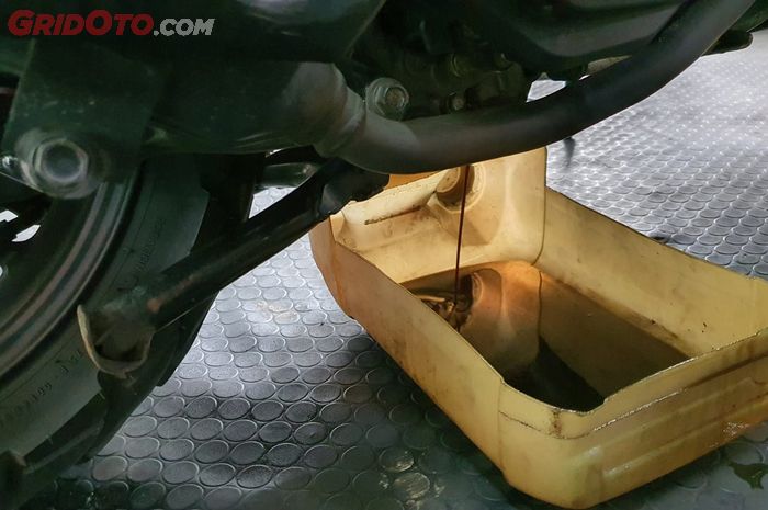oli mesin, oli kering, HER WHEELS, Ternyata Begini Lho Ladies Ciri Oli Mesin Motor Sudah Minta Diganti