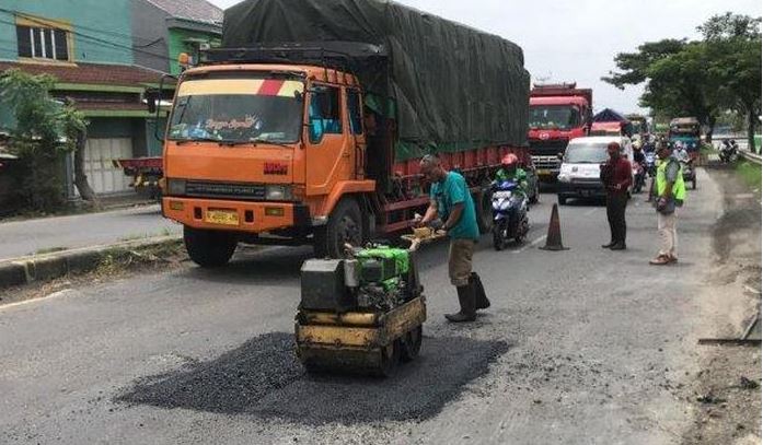 aspal jalan, Tambalan Jalan Keriting, Tambalan Jalan Berlubang, Penambalan Aspal, Mengguncang Badan, Ini Sebab Tambalan Jalan Aspal di Indonesia Rata-rata Keriting