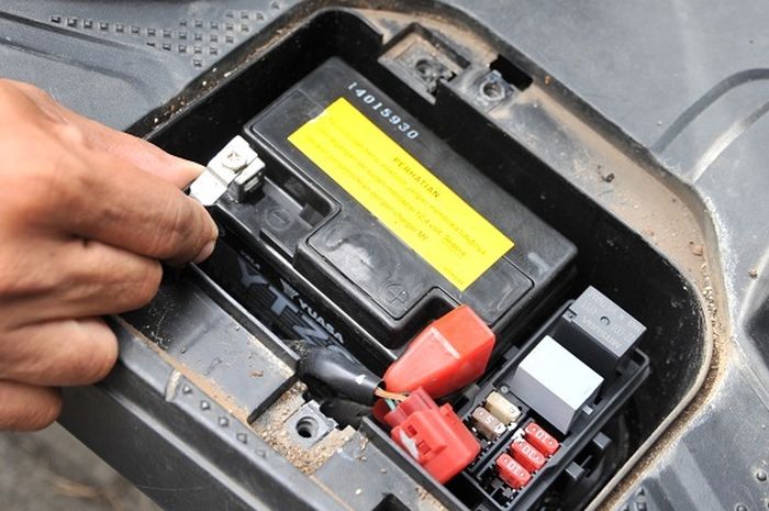 motor matic, aki motor, boks aki motor, boks aki motor matic, boks aki, Pantas Saja, Ternyata Boks Aki Motor Matic yang Ada di Kaki Juga Perlu Dibersihkan