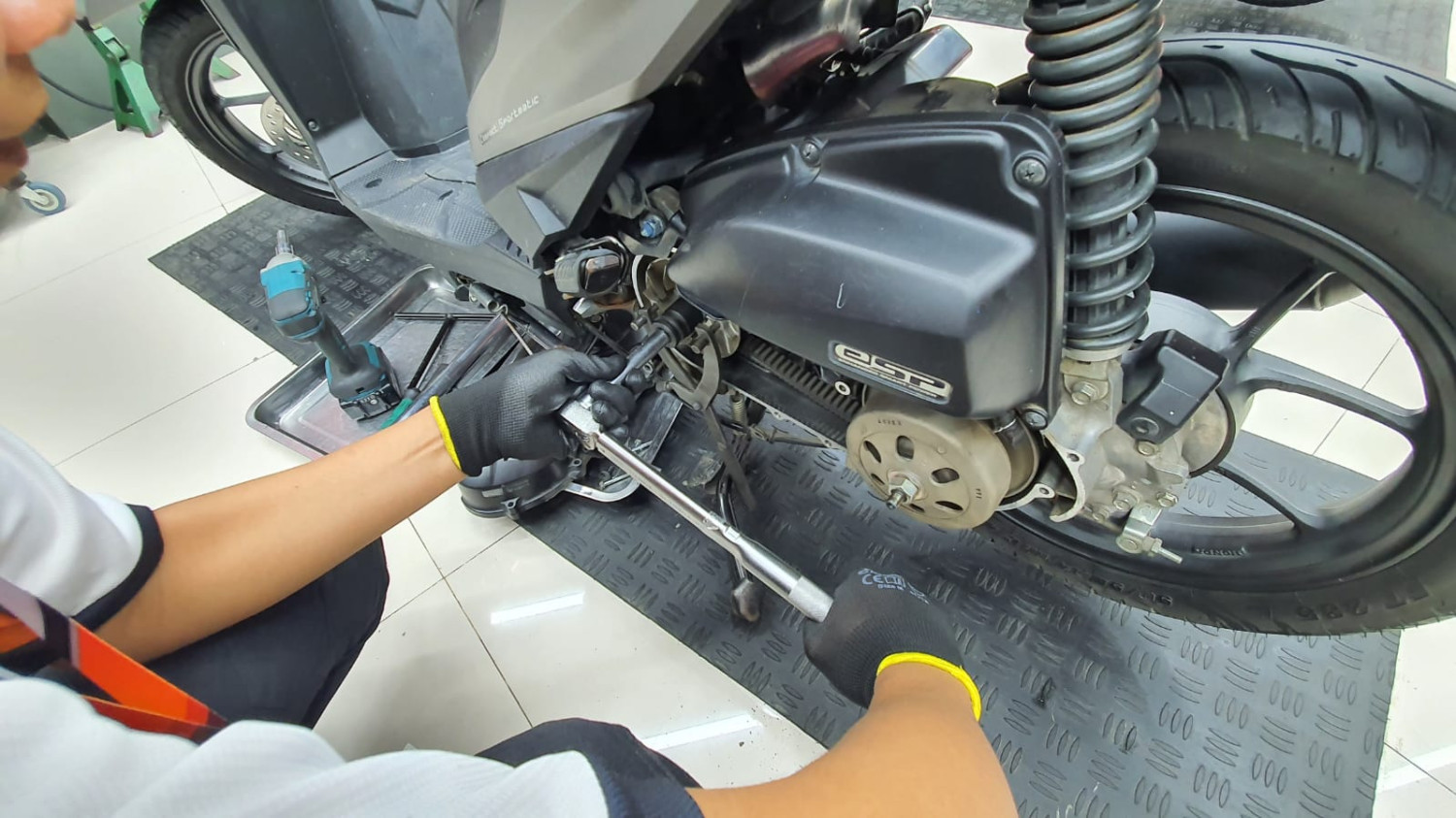 motor matic, mur pulley, mur pulley motor matic, cara mengatasi mur pulley sudah dibuka, kenapa mur pulley sudah dibuka, Begini Cara Mengatasi Mur Pulley Di Motor Matic Yang Sulit Dibuka