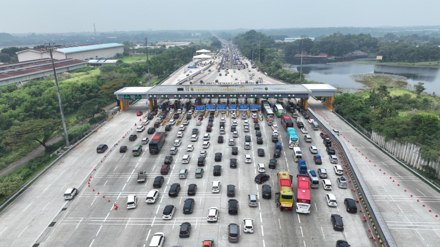 liburan akhir tahun, nataru, Jakarta Sepi Kendaraan, Natal 2025, Tahun Baru 2026, Jakarta Sepi Dari Mobil dan Motor, 2,9 Juta Kendaraan Diprediksi Keluar ke Barat, Timur dan Selatan