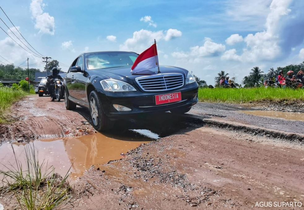 Jalan Rusak, jalan berlubang, Jalan Rusak Terpanjang Indonesia, Provinsi Jalan Rusak Terbanyak, Jalan Rusak Terbanyak, Data Kementerian PU, Ini 10 Provinsi Dengan Rekor Jalan Rusak Terbanyak