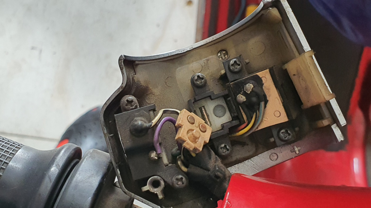 wahana, saklar, saklar motor, saklar lampu, Saklar Motor Bermasalah di Musim Hujan, Ahli Ungkap Penyebabnya