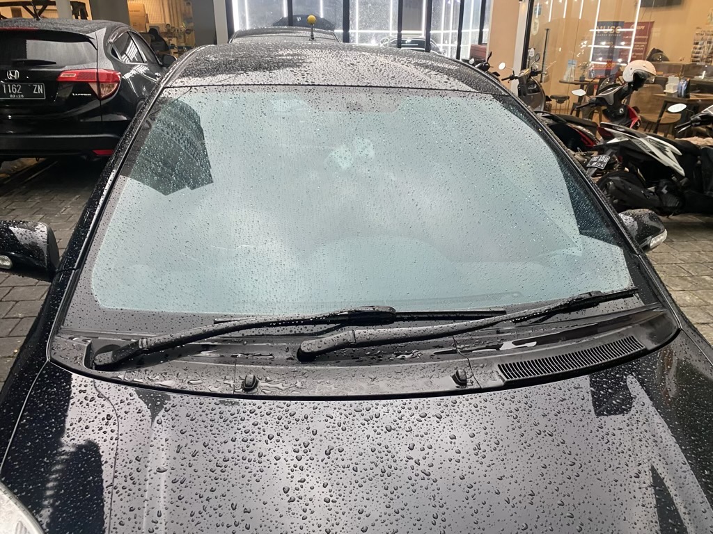 debu, kaca, wiper, baret, menempel, Biasakan Bersihkan Debu di Wiper Sebelum Mengemudi, Biar Enggak Begini