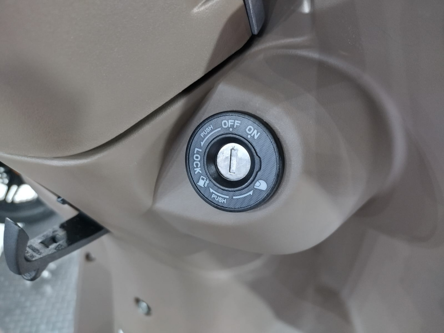 motor bekas, kunci kontak, kunci kontak motor, cara mengatasi kunci motor tidak bisa diputar, cara mengatasi kunci kontak motor macet, cara mengatasi kunci motor seret, kunci kontak motor seret, Musim Hujan, Begini Cara Atasi Kunci Kontak Motor Bekas Macet Akibat Kemasukan Air