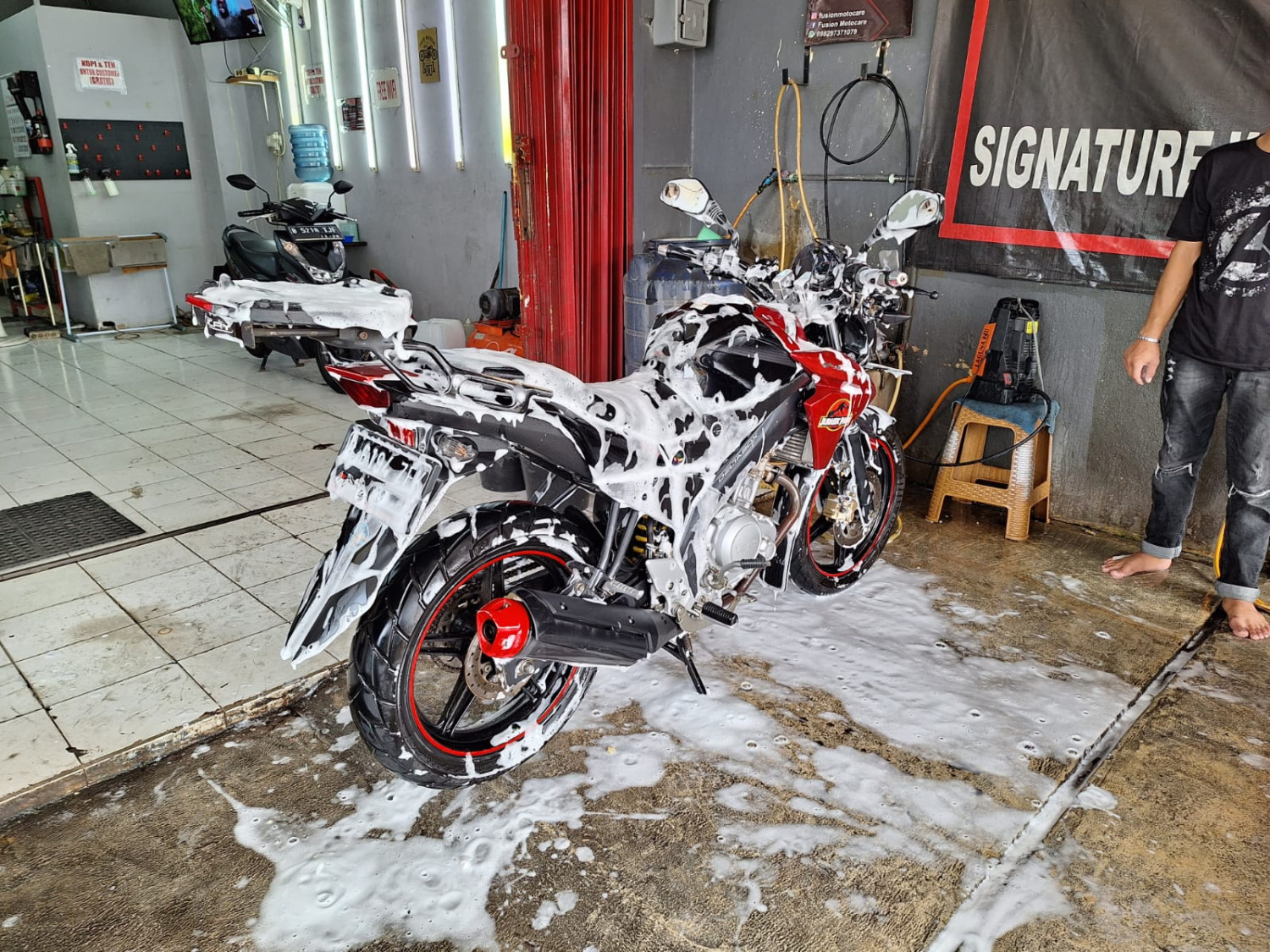 cuci motor, motor bekas, bodi motor baret, penyebab bodi motor baret, penyebab bodi motor baret saat dicuci, Musim Hujan, Kebiasaan Sepele Ini Bikin Bodi Motor Baret-baret Saat Dicuci
