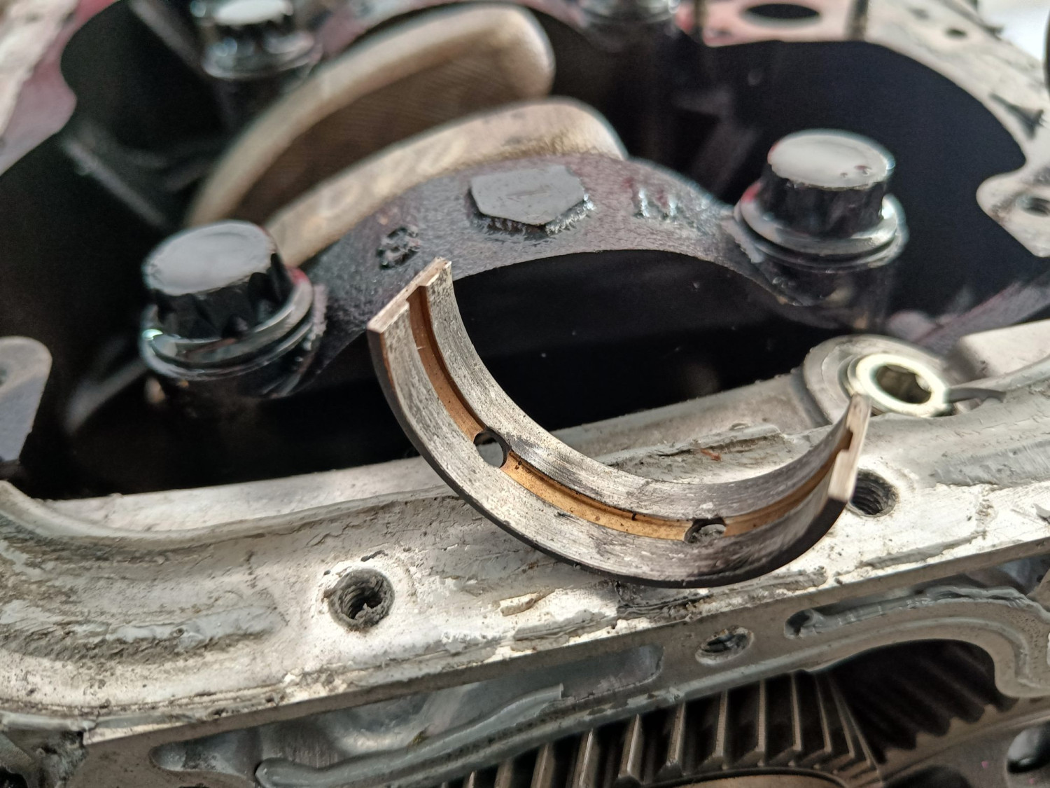 oli mesin, filter oli, pelumasan, metal duduk, Gram besi, Metal Duduk Mesin Mobil Bisa Aus Hanya Karena Filter Oli Jarang Ganti