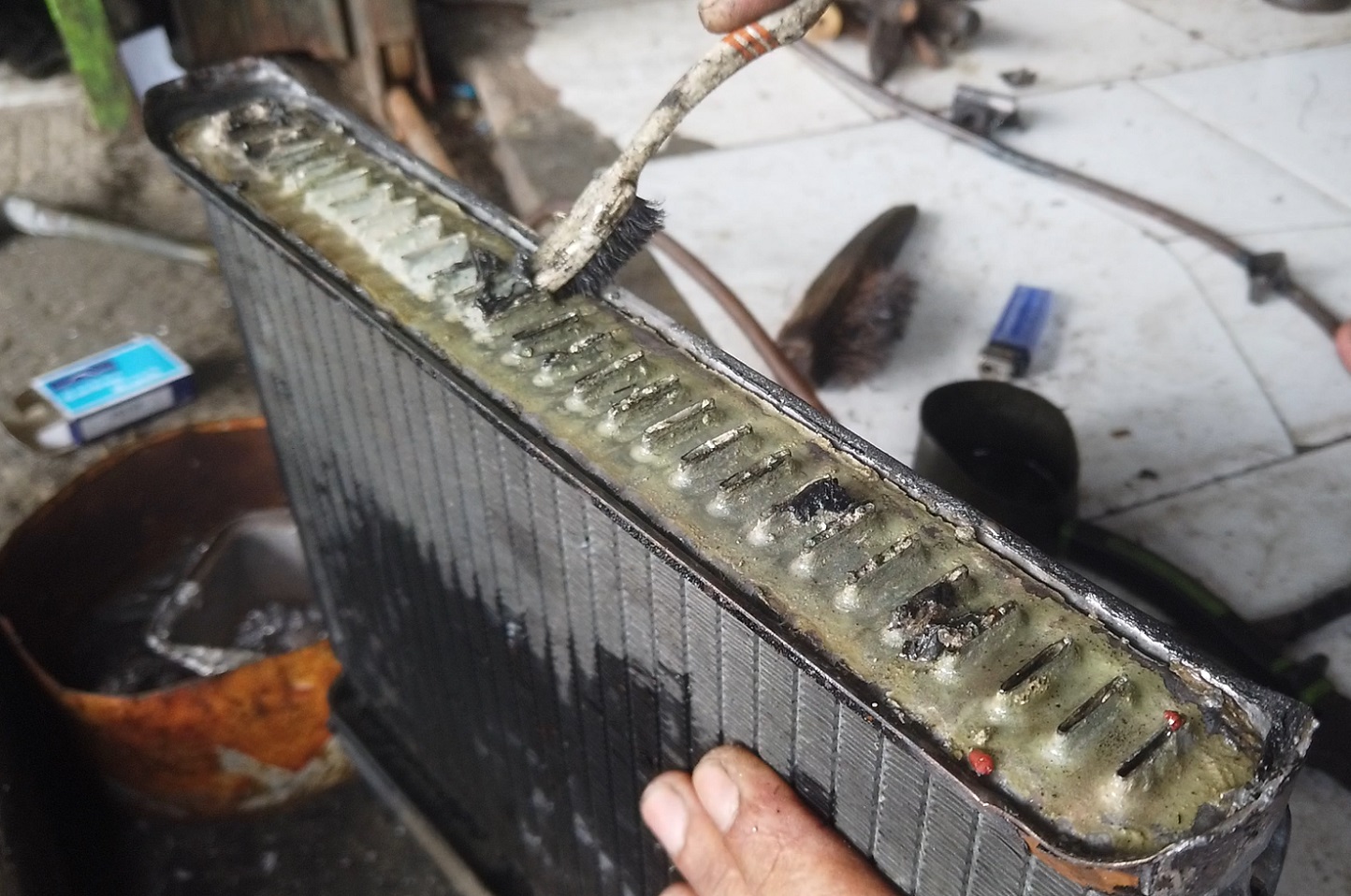 radiator bocor, radiator mobil, radiator avanza, keropos, biaya perbaikan radiator, air coolant radiator, Radiator Mobil Keropos Diperbaiki atau Diganti Baru? Catat Biayanya