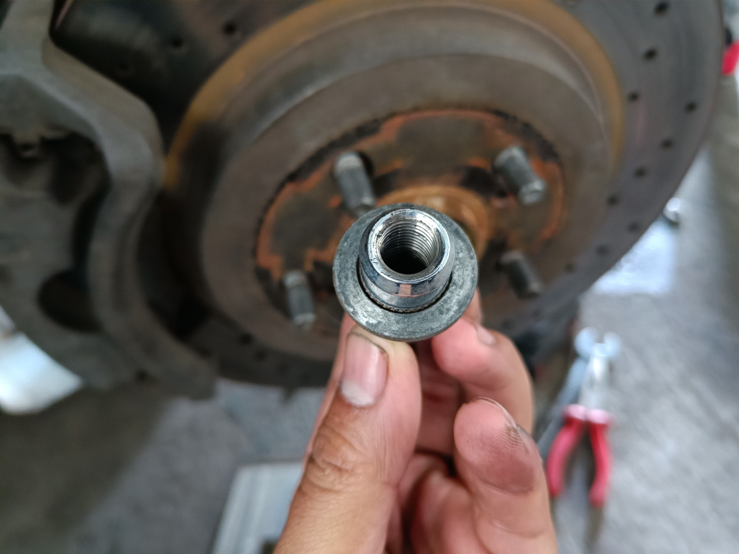roda, mengencangkan, kunci torsi, mur roda, Menyilang, Kencangkan Mur Roda Itu Mobil Wajib Disilang, Ini Dia Alasannya