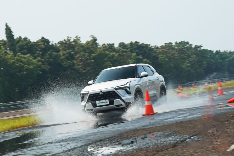 hujan, mode berkendara, Driving Mode, Mitsubishi XForce, Xforce, Fitur Canggih di Mitsubishi XForce Ini Sangat Membantu Ladies di Musim Hujan