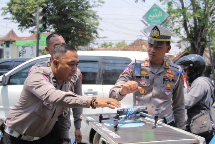 drone, polisi, cibubur, tilang elektronik, ETLE drone, Mata-mata Polisi Terbang di Langit Cibubur, Buru Pengendara yang  Lakukan 10 Hal Ini