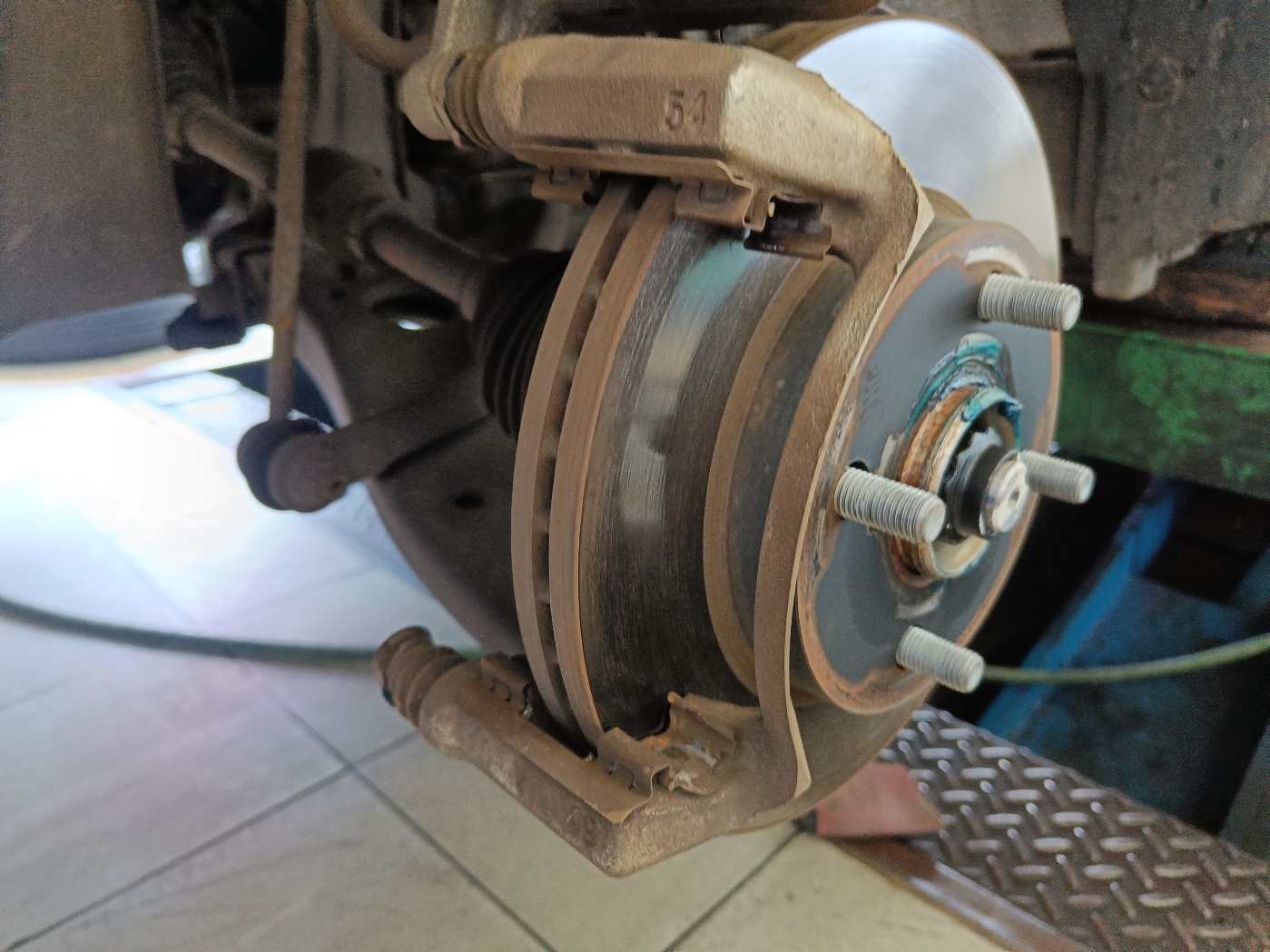 rem mobil, pedal rem, rem mobil bekas, pedal rem bergetar, penyebab pedal rem mobil bergetar, penyebab pedal rem bergetar, Ternyata Ini Penyebab Pedal Rem di Mobil Bekas Jadi 
