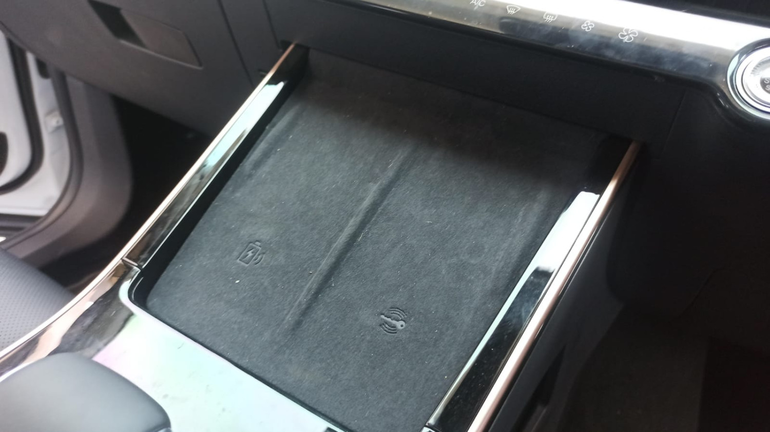 charger mobil, wireless charger, wireless charger mobil, Perlu Tahu, Ini Alasan Kunci dan Koin Pantang Ditaruh di Area Wireless Charger Mobil