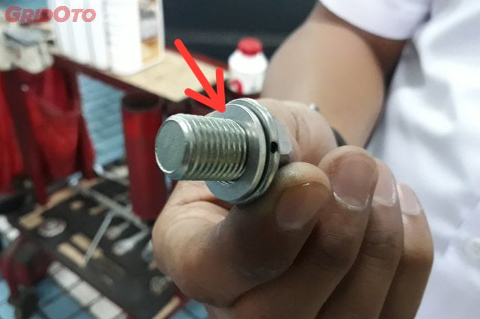 oli mesin, oli motor, motor bekas, baut pembuangan oli, ring baut oli, ring baut pembuangan oli mesin, Ternyata Ini Fungsi Ring Yang Ada Di Baut Pembuangan Oli Motor Bekas