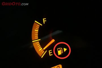 indikator bensin, Indikator BBM, Indikator E Pada Kendaraan, Indikator E bukan berarti habis, Indikator BBM Sudah E Bikin Ketar-ketir, Padahal Mobil Masih Bisa Jalan Sejauh Ini