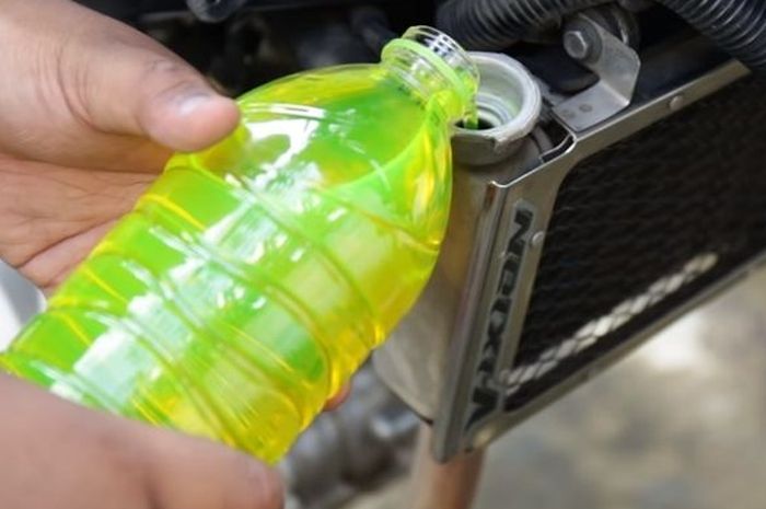 motor bekas, radiator motor, tabung reservoir, tabung reservoir radiator, tabung cadangan air radiator, cara merawat tabung cadangan air radiator, Begini Cara Mudah Merawat Tabung Cadangan Air Radiator Di Motor Bekas