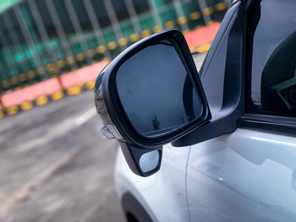 daihatsu, rocky, Rocky Hybrid, HER WHEELS, Tambahan Kaca Kecil di Spion Ini Sangat Membantu Kamu Saat Mengemudi