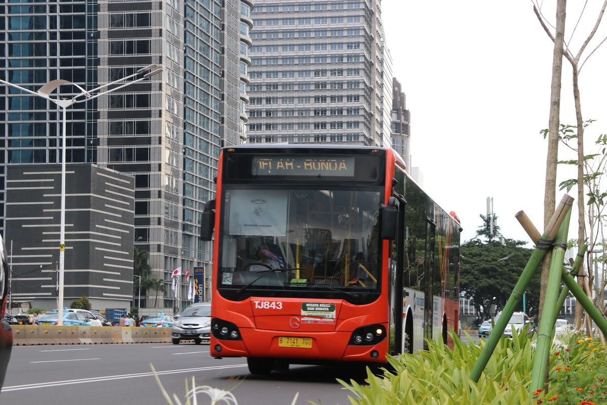 Jakarta, transjakarta, Subsidi Transjakarta, tarif transjakarta, Tarif Bus TransJakarta, Pekerja Jakarta Sujud Syukur, Tarif Bus TransJakarta Batal Ganggu Uang Bulanan