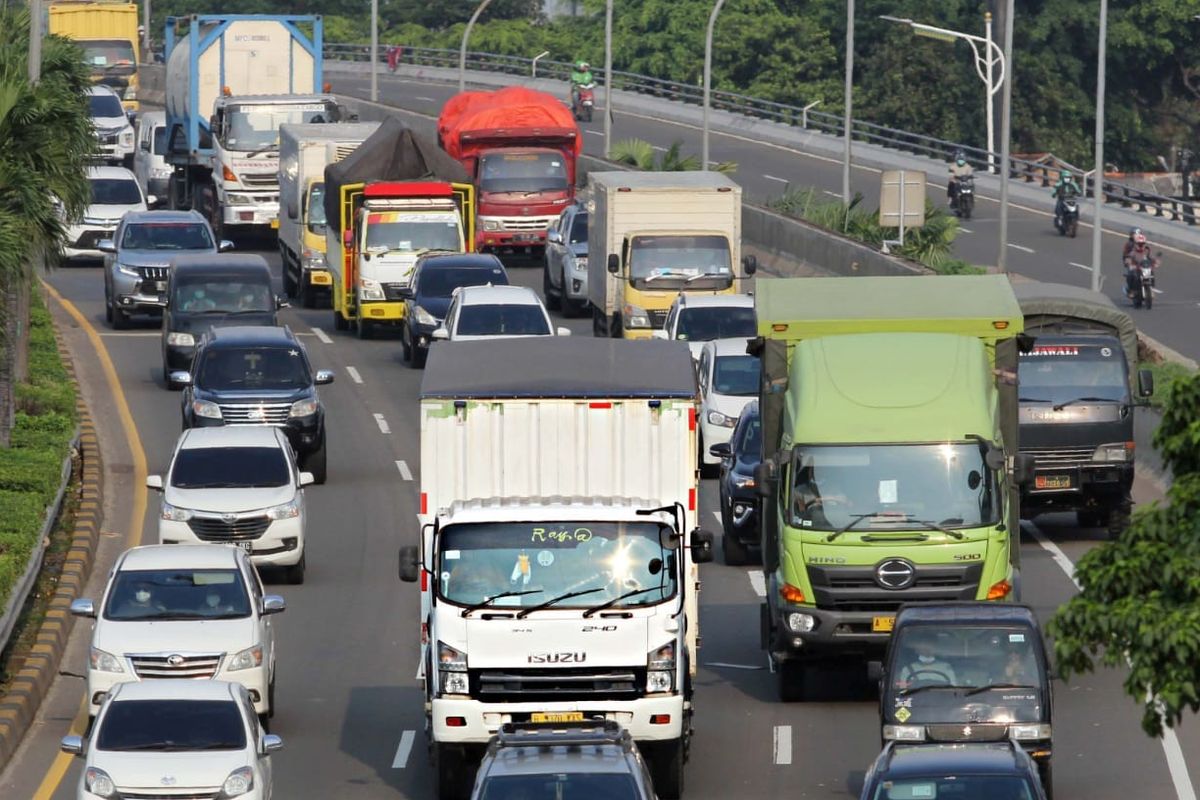 jalan tol, libur nataru, pembatasan operasional angkutan barang, Pembatasan Operasional Truk, Natal 2025, Kendaraan-kendaraan Ini Akan Menghilang Sementara Dari Jalan Tol, Dimulai Hari Jumat Ini