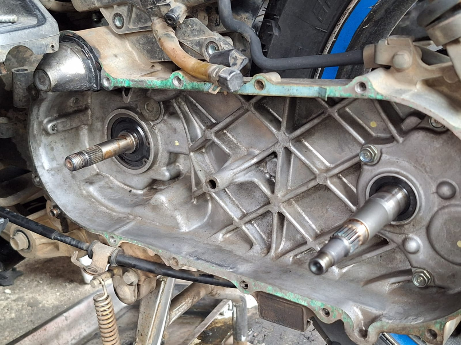 motor matic, sil pulley depan, sil pulley, penyebab sil pulley depan motor matic rembes, sil pulley cvt, Gak Hanya Umur, Ini Dua Penyebab Sil Pulley Depan Motor Matic Rawan Rembes Oli