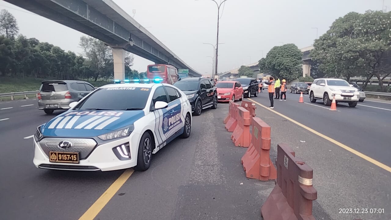 rekayasa lalu lintas, Lawan Arah di Tol, Contraflow Jalan Tol, Contraflow Libur Nataru, Libur Nataru 2025, Catat, di Tanggal-tanggal Berikut Mobil Dipersilakan Lawan Arah di Tol Jakarta-Cikampek dan Jagorawi