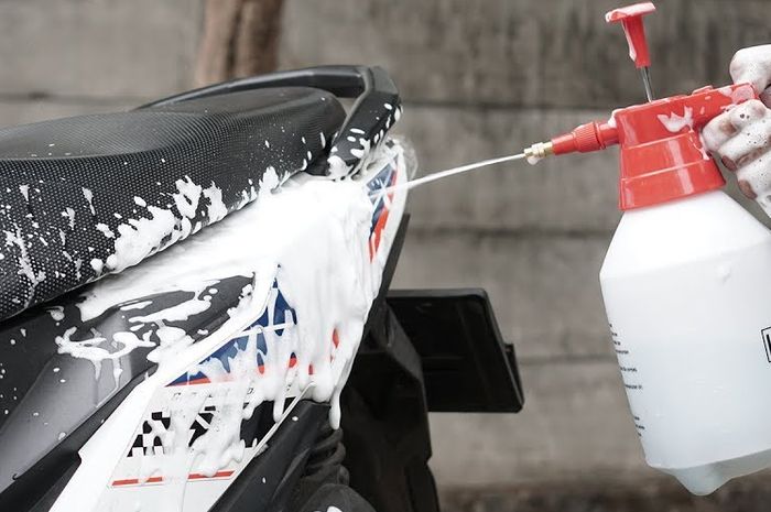 cuci motor, motor bekas, cat motor, apa cuci motor bikin cat kusam, cuci motor bikin cat kusam, Sering Cuci Motor Kesayangan Bikin Cat Kusam? Ini Faktanya Gaes