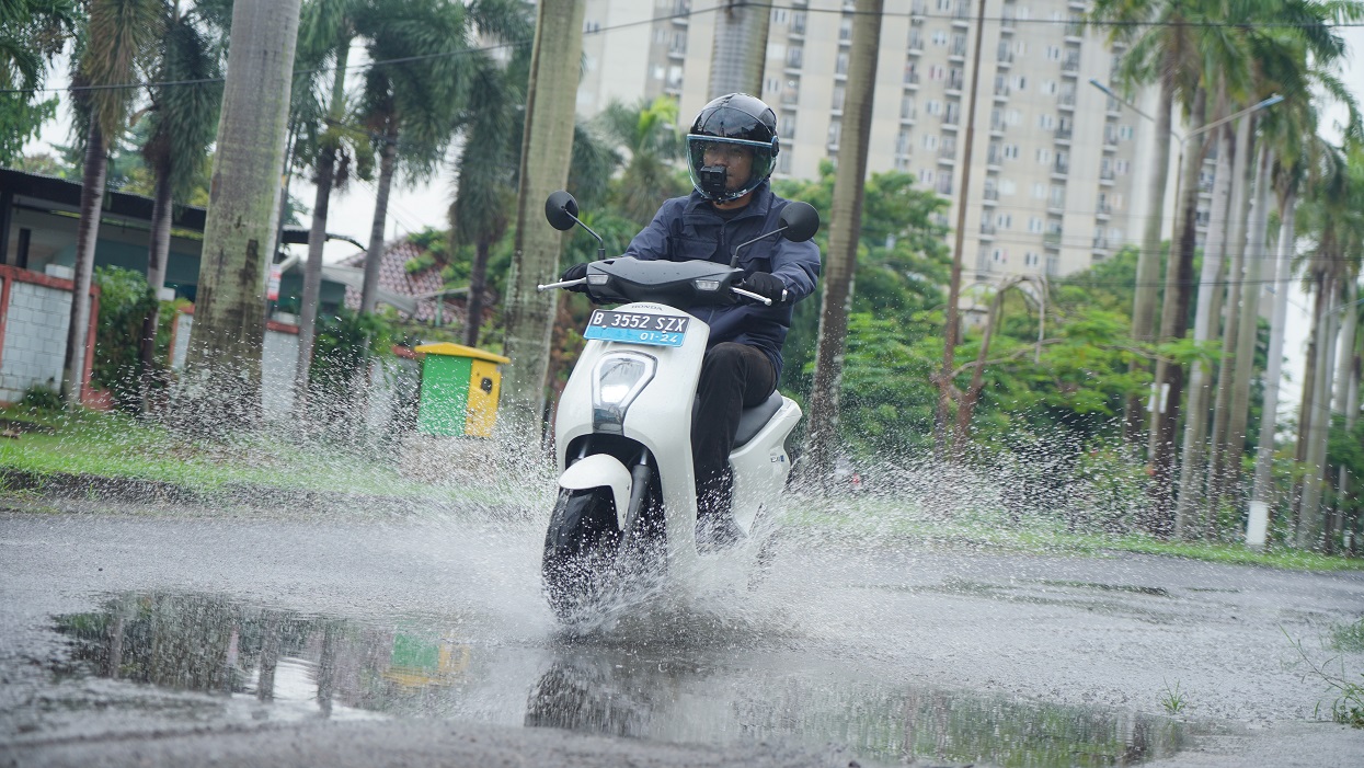 musim hujan, hujan, motor bekas, Kaki-kaki, kaki-kaki motor, Tiga Hal Penting Di Kaki-kaki Motor Bekas Ini Wajib Diperhatikan Saat Musim Hujan