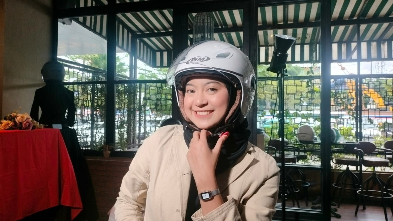 hijab, helm, helm motor, HER WHEELS, Tiga Pilihan Helm Untuk Perempuan Berhijab, Dijamin Tidak Mengganjal