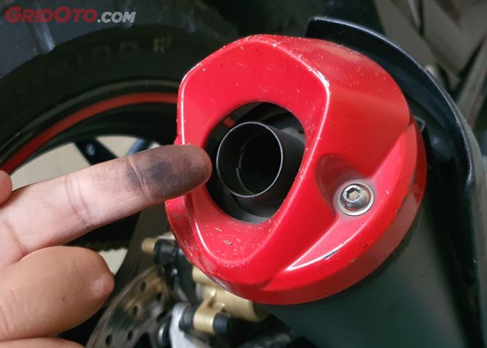 motor bekas, knalpot motor, penyebab knalpot motor ada oli, knalpot motor ada oli, penyebab ujung knalpot motor ada olinya, penyebab knalpot ada oli, kenapa knalpot motor ada oli, Gak Perlu Panik, Ternyata Ini Penyebab Ujung Knalpot Motor Ada Oli Mesin